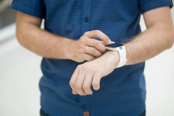 Hombre joven usando Smartwatch —  Fotos de Stock