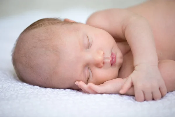 Niño recién nacido durmiendo en manta blanca —  Fotos de Stock