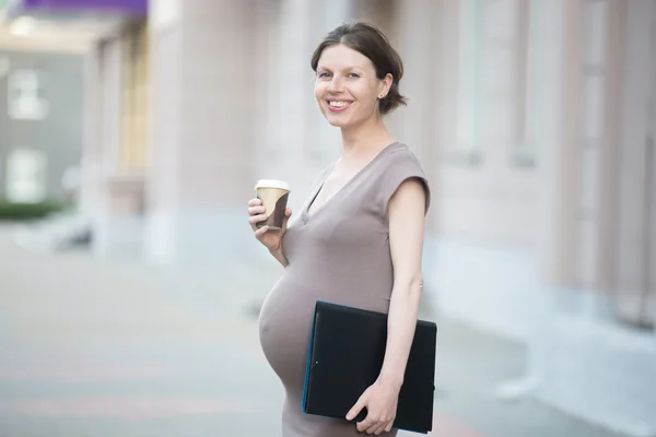 Happy těhotná žena úřednice — Stock fotografie