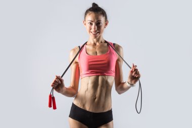 İp atlama ile sportif modeli. Stüdyo portre