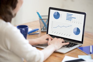 Tarama verilerini laptop kadın genç ofis. Portre