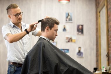 Berber dükkanında çalışma sürecinin iç çekim 