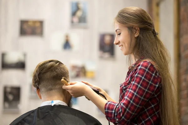 Young hairstylist woman working — Stock Photo, Image