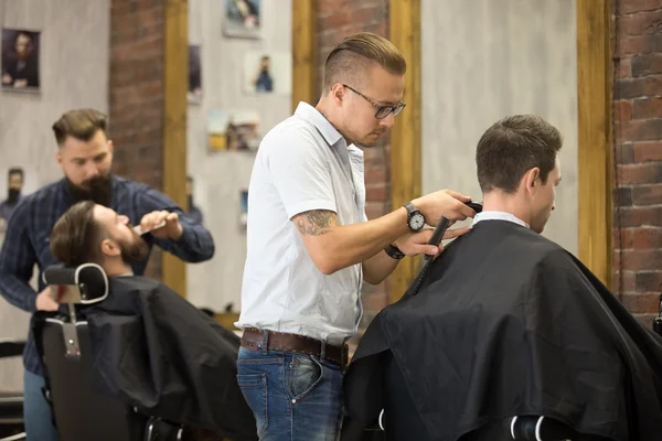 Working process in barbershop — 图库照片