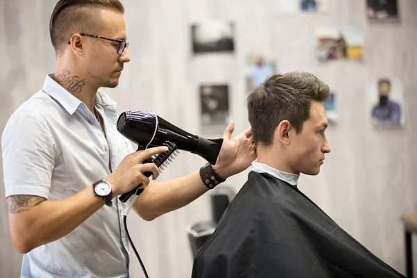 Hairdresser styling hair for male client — Stock Photo, Image