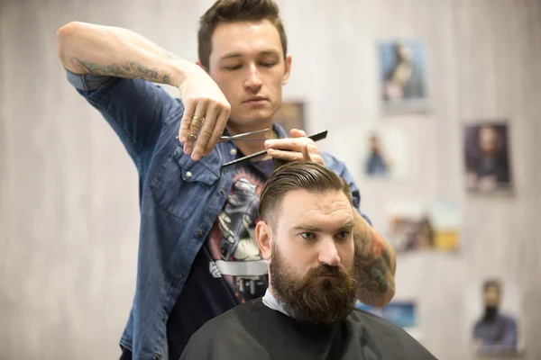 Kuaför erkek müşteri için saç kesimi yapma — Stok fotoğraf