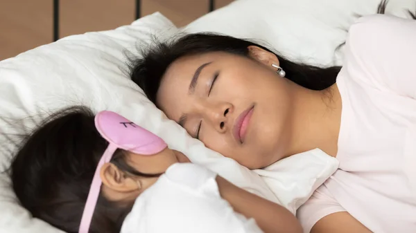 Menutup damai sedikit gadis Asia dan ibu tidur bersama — Stok Foto