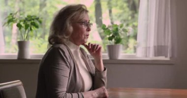 Düşünceli 55 'li kadınlar hayat zorlukları hakkında endişeleniyor.