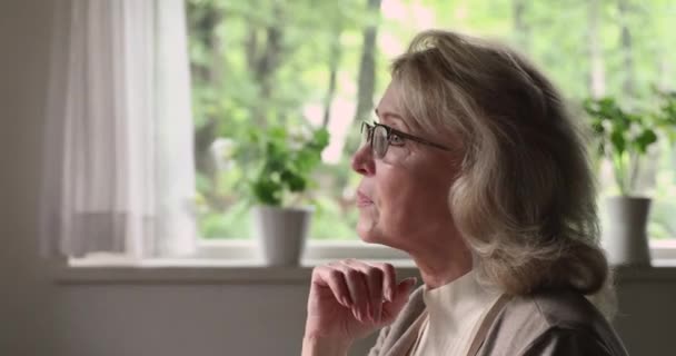 Profil ansikte visa äldre lyhörd kvinna tänker på avstånd — Stockvideo