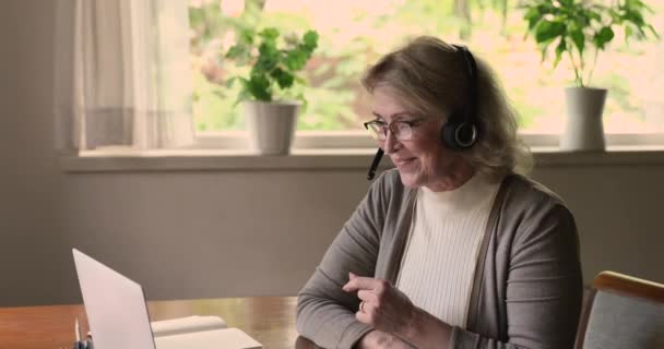 Donna indossare auricolare uso laptop parla con la famiglia da videocall — Video Stock