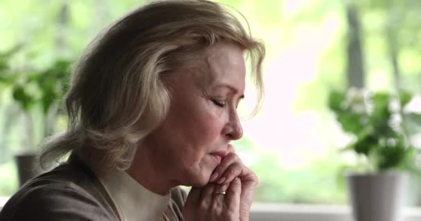 Mulher idosa experimenta período de vida difícil luto se sente infeliz — Vídeo de Stock