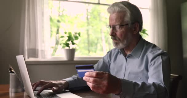 İnternetten satın alınan yaşlı adam kredi kartının reddedilmesinden rahatsız oldu — Stok video