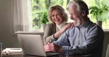 Yaşlı eşler gülerek komik videolar izleyerek vakit geçiriyorlar