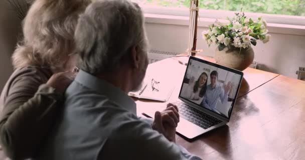 Padres mayores hablando con niños mayores usando videollamada — Vídeos de Stock