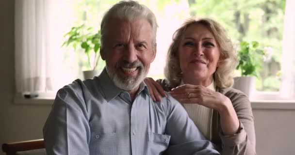 Starší manželé při pohledu do kamery mluvit s příbuznými pomocí videokallu — Stock video