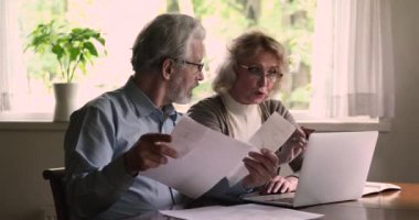Yaşlı çift harcamalar ve yüksek faturalar hakkında tartışıyor
