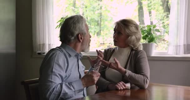 Irritated aged couple quarrelling and yelling at home — Stock Video