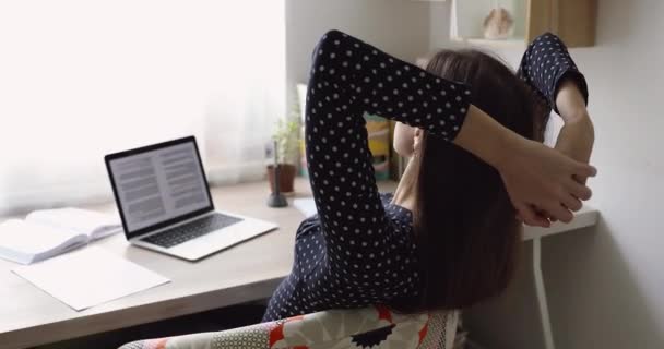 Entspannte junge Frau zufrieden mit abgeschlossener Arbeit. — Stockvideo