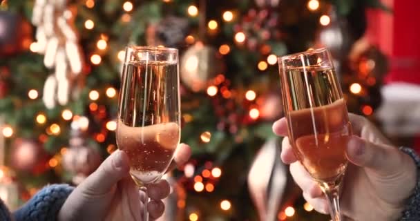 Coppia clink bicchieri di champagne celebrare vista primo piano di Natale — Video Stock