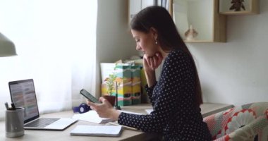 Mutlu genç bayan iyi haberlerle mesaj alıyor..