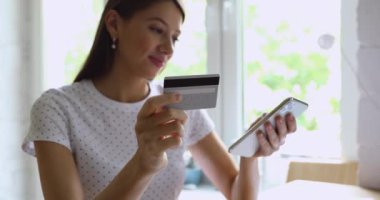 Çevrimiçi akıllı telefondan alışveriş yapan genç bayanı kapatın..