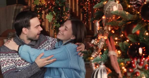 Verliefd stel vieren samen Nieuwjaar in sierlijk huis — Stockvideo