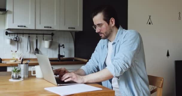 Jeune homme anxieux travaillant sur ordinateur, se sentant nerveux à propos de l'erreur. — Video