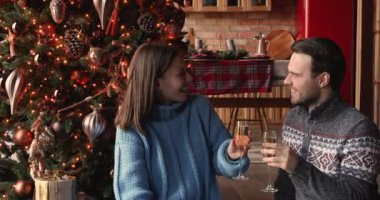 Şampanya kadehleri tutan çift Noel 'i kutluyor.