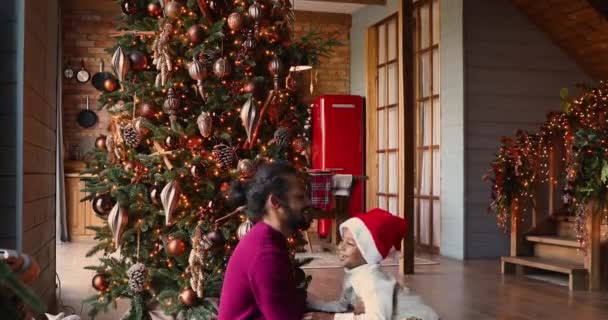 Ο μπαμπάς παίζει με το γιο του στο διακοσμημένο σπίτι τα Χριστούγεννα — Αρχείο Βίντεο