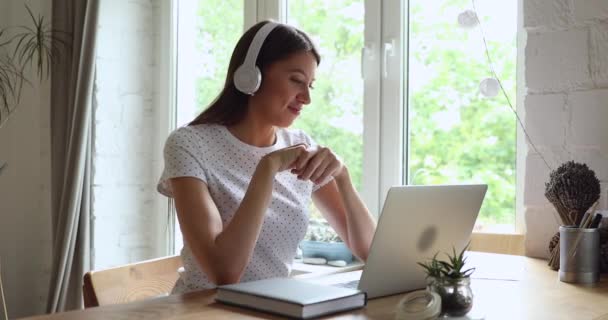 Leende ung kvinna avslutar videosamtal. — Stockvideo