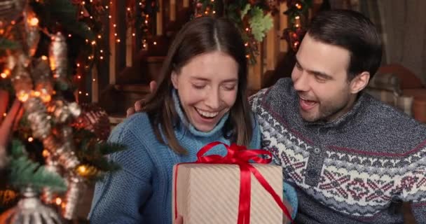 Mari donnant boîte cadeau femme bien-aimée félicite son Joyeux Noël — Video