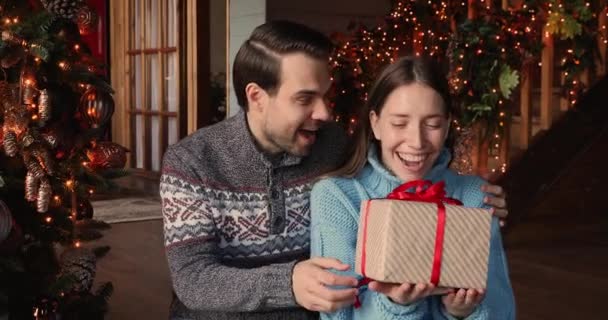 Suami membuat kejutan Natal untuk istri mengucapkan selamat Natal — Stok Video
