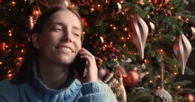 Mutlu kadın konuşması. Noel arifesinde ailenle akıllı telefon kullan.