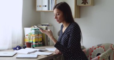 Gülücükler saçan güzel bir kadın..