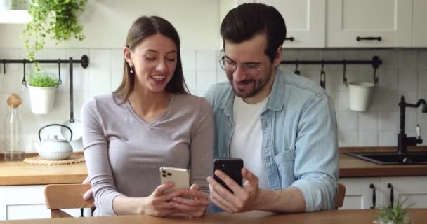 Beroende av teknik ung gift par med hjälp av mobiltelefoner. — Stockvideo