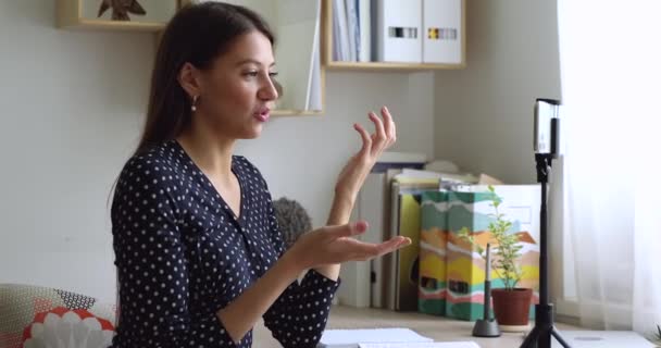 집에서 비디오를 녹화하는 아름다운 유럽 여성. — 비디오