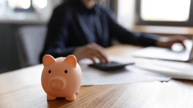 Ahşap masadaki kumbaranın kapağını kapat.