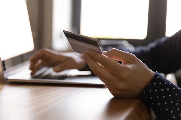 Blisko kobiety płacącej online kartą kredytową — Zdjęcie stockowe