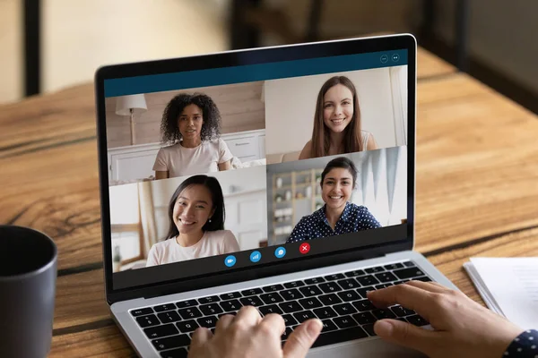 As mulheres têm webcam conversação digital no laptop — Fotografia de Stock