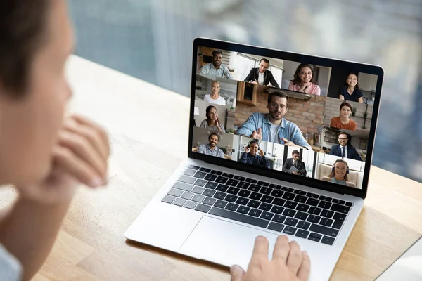 Pessoa tem reunião de equipe de webcam com diversos colegas — Fotografia de Stock