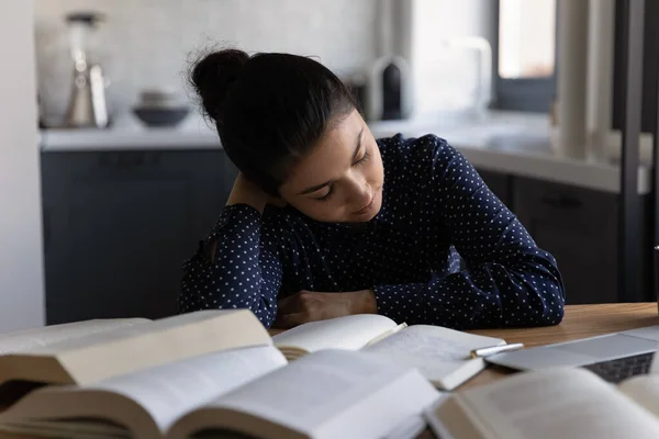 Agotado indio mujer estudiante caer dormido estudio —  Fotos de Stock