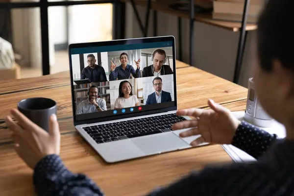 Vista posterior de la mujer hablar en videollamada con colegas —  Fotos de Stock