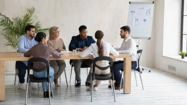 Různí kolegové diskutují o podnikatelských nápadech na setkání v úřadu — Stock fotografie