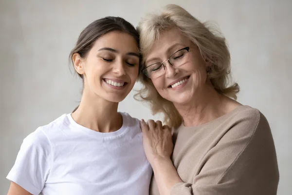 Close up of happy mature mom and grownup daughter hugging — Stock Photo, Image