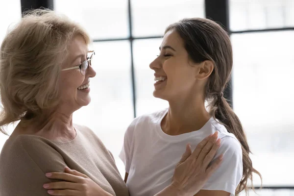 Sonriendo mamá anciana y la hija adulta se divierten — Foto de Stock