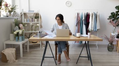 Beyaz iş kadını tasarım bürosunda çalışıyor.