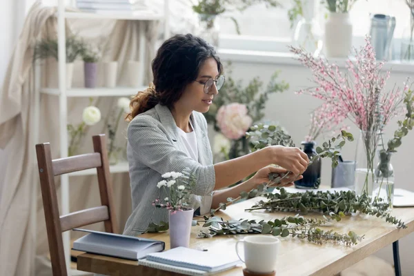 Creative woman florist arrange floral compositions at desk — Stock Photo, Image