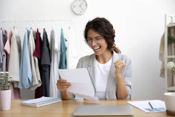 Glückliche Frau liest gute Nachrichten im Postbrief am Arbeitsplatz — Stockfoto