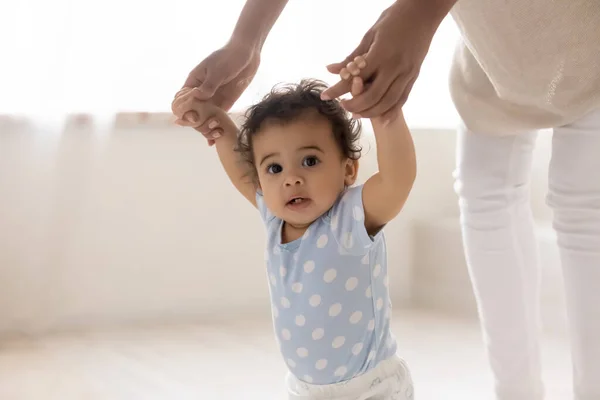 Ritratto del piccolo bambino imparare a camminare — Foto Stock