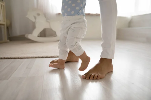 Menutup balita membuat langkah pertama memegang tangan ibu — Stok Foto